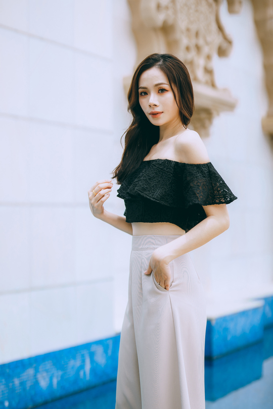 SLOANE OFF SHOULDER CROP TOP (BLACK LACE)