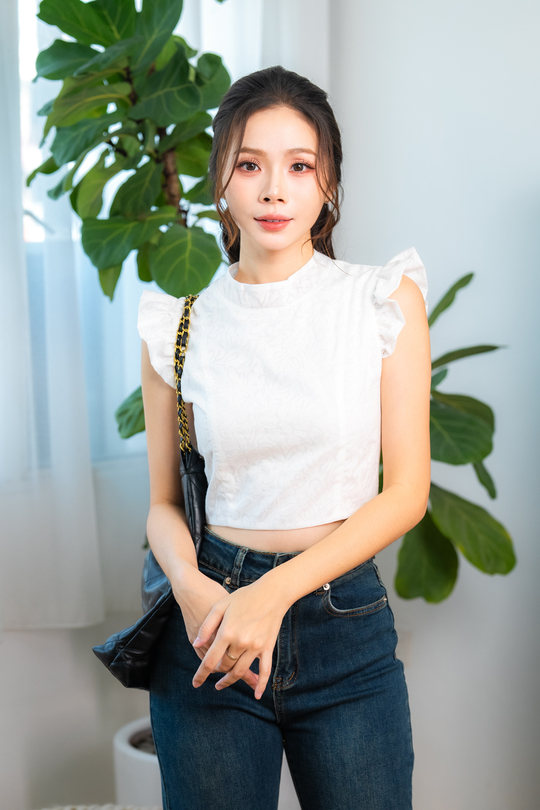 DOLLA FLUTTER SLEEVES CROP TOP (WHITE)