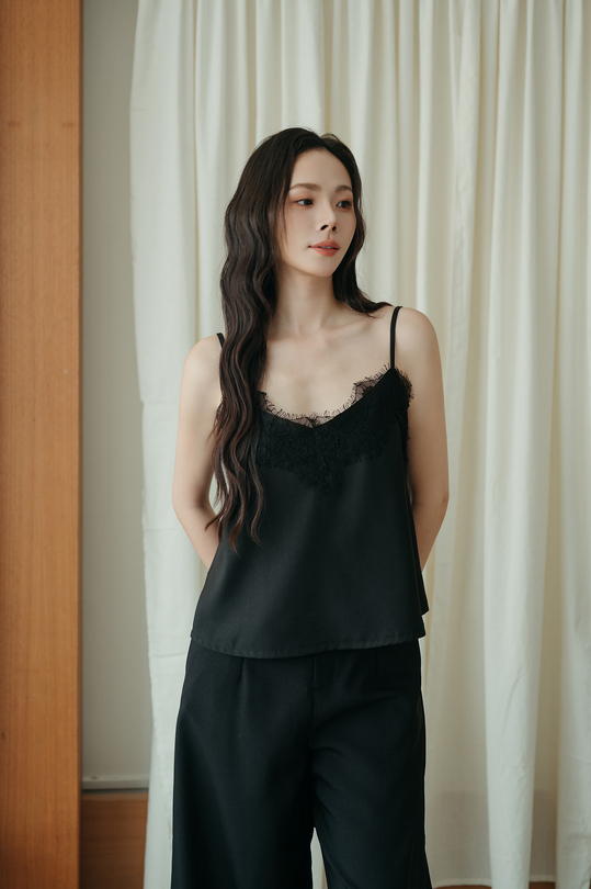 XANA V NECK LACE TOP (BLACK) XANA V NECK LACE TOP (BLACK)