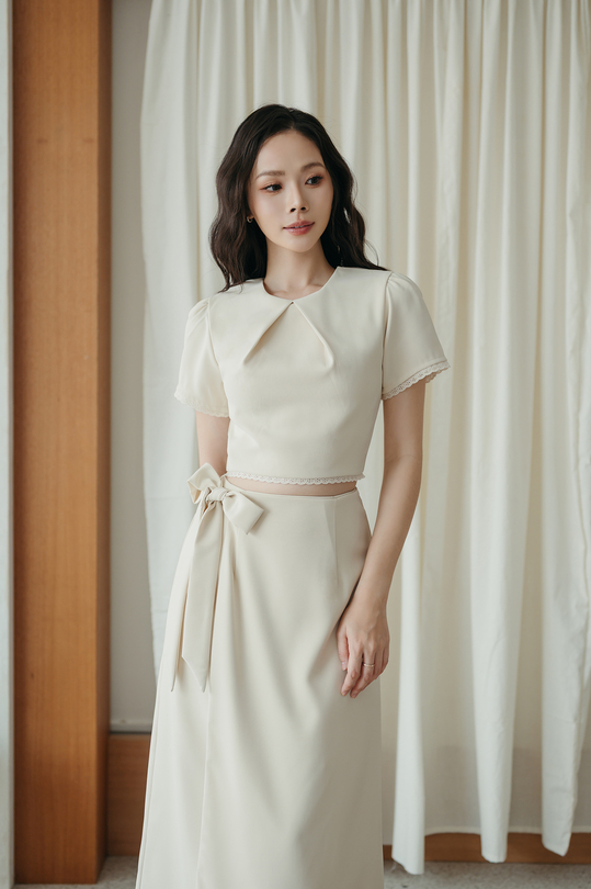 SUSEN ROUND NECK CROP TOP (CREAM) SUSEN ROUND NECK CROP TOP (CREAM)